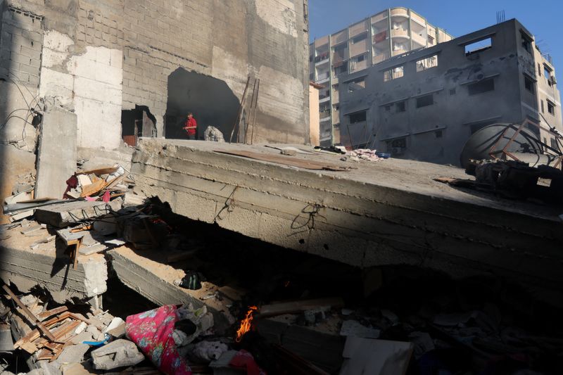 &copy; Reuters. Photo des Palestiniens qui inspectent une maison détruite lors d'une frappe israélienne, à Khan Younis. /Photo prise le 4 décembre 2023 à Khan Younis/REUTERS/Ibraheem Abu Mustafa