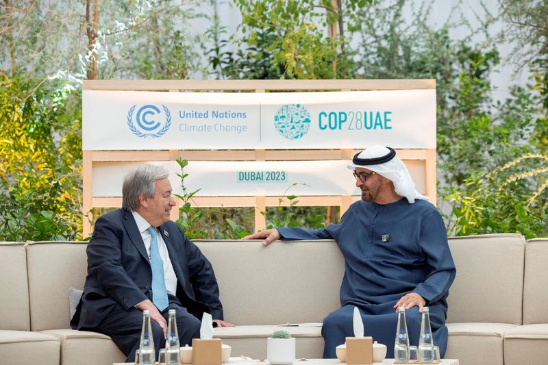 &copy; Reuters. Presidente dos Emirados Árabes, xeique Mohamed bin Zayed Al Nahyan, se encontra com secretário-geral da ONU, António Guterres, em Dubai
03/12/2023
Ryan Carter/UAE Presidential Court