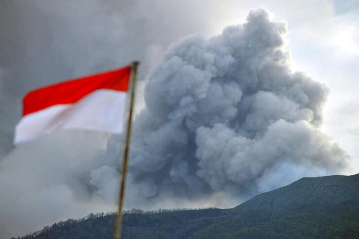 &copy; Reuters. El volcán Merapi lanza una gran columna de cenizas al cielo, en una imagen tomada desde Nagari Batu Palano, en Agam, Sumatra Occidental, Indonesia. 4 diciembre 2023. Antara Foto/Iggoy el Fitra/vía Reuters. ATENCIÓN EDITORES - ESTA IMAGEN FUE ENTREGADA 