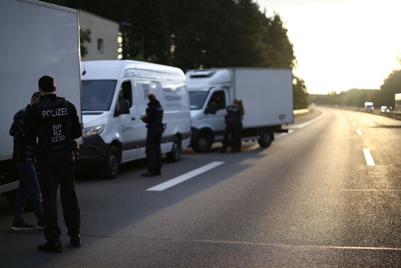 &copy; Reuters. Photo de la police allemande qui patrouille le long de la frontière germano-polonaise pour empêcher l'immigration clandestine, près de Bademeusel. /Photo prise le 20 septembre 2023 à Bademeusel, Allemagne/REUTERS/Lisi Niesner