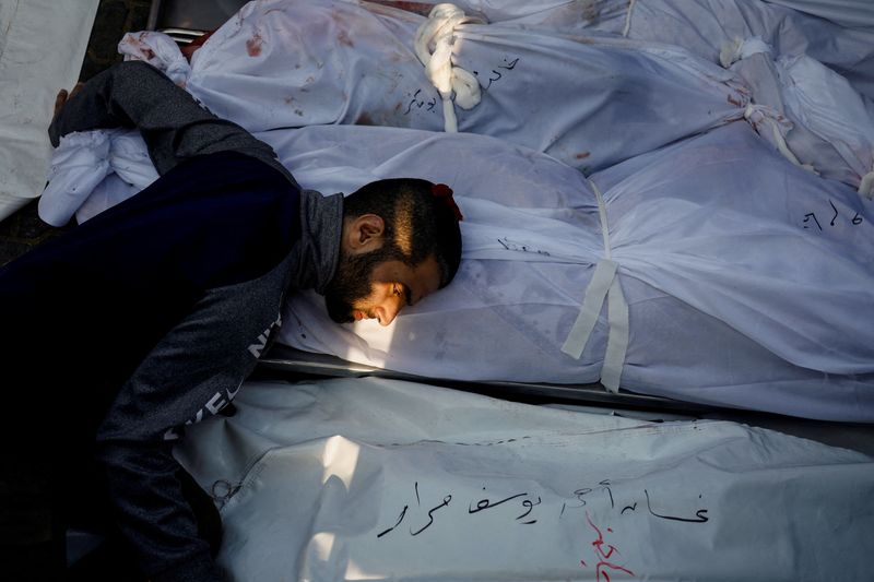 © Reuters. رجل يبكي خلال جنازة فلسطينيين قتلوا خلال الغارات الإسرائيلية في خان يونس بجنوب قطاع غزة يوم 24 اكتوبر تشرين الأول 2023. تصوير: محمد سالم - رويترز.
