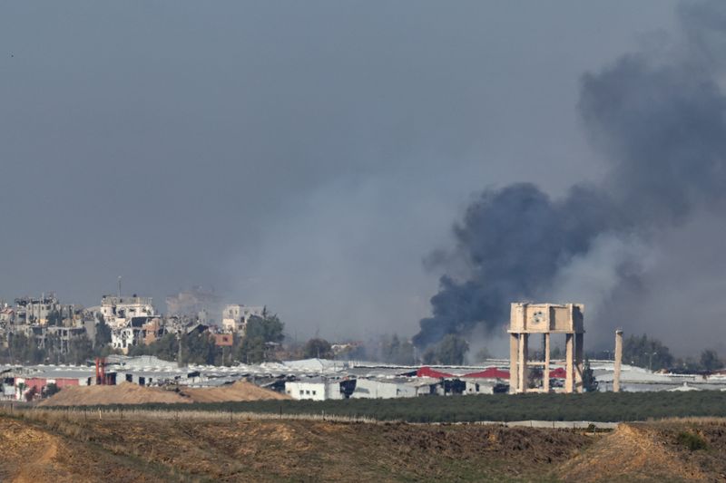 &copy; Reuters. Photo de la la fumée qui s'élève au-dessus de Gaza, vue du sud d'Israël. /Photo prise le 4 décembre 2023/REUTERS/Athit Perawongmetha