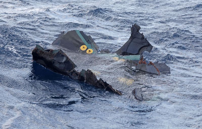 &copy; Reuters. A floating object believed to belong to the U.S. military aircraft V-22 Osprey that crashed into the sea is seen off Yakushima Island, Kagoshima prefecture, western Japan November 30, 2023, in this photo taken by Kyodo. Mandatory credit Kyodo via REUTERS