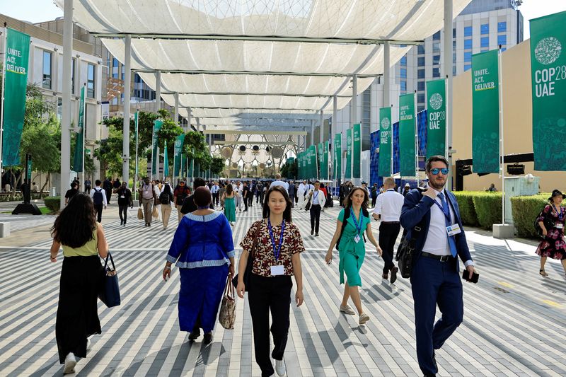 &copy; Reuters. Delegates walk at the Dubai's Expo City during the United Nations Climate Change Conference (COP28) in Dubai, United Arab Emirates, December 4, 2023. REUTERS/Thaier Al-Sudani