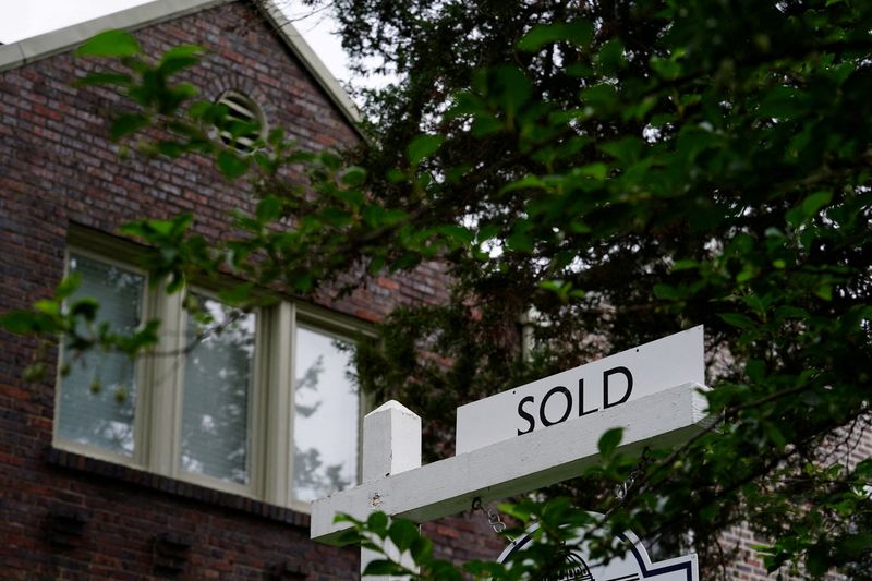 &copy; Reuters. FOTO DE ARCHIVO. Se ve un letrero de "vendido" afuera de una casa recientemente comprada en Washington, EEUU, el 7 de julio de 2022.REUTERS/Sarah Silbiger