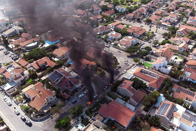 &copy; Reuters. Vista aérea mostra veículos em chamas enquanto foguetes são lançados da Faixa de Gaza a Ashkelon, sul de Israel
07/10/2023
REUTERS/Ilan Rosenberg