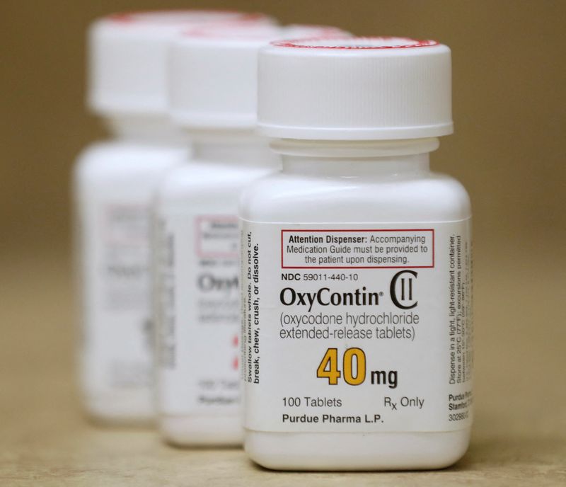 &copy; Reuters. FOTO DE ARCHIVO: Botellas del analgésico recetado OxyContin, píldoras de 40 mg, 20 mg y 15 mg, hechas por Purdue Pharma L.D. se sientan en un mostrador en una farmacia local, en Provo, Utah, Estados Unidos, 25 de abril de 2017. REUTERS/George Frey/Foto 
