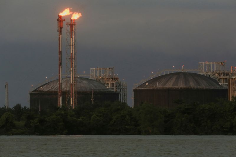 &copy; Reuters. FOTO DE ARCHIVO: Las instalaciones del productor de gas natural licuado Atlantic LNG aparecen en Point Fortin, Trinidad y Tobago. 10 de diciembre de 2022. REUTERS/Andrea De Silva/