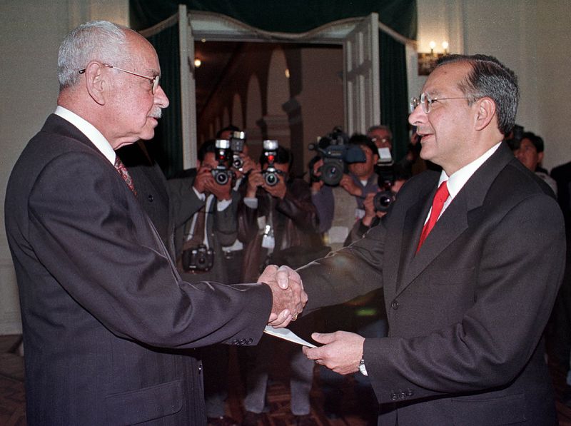 © Reuters. FOTO DE ARCHIVO. El presidente de Bolivia, Hugo Banzer, le da la mano a Víctor Manuel Rocha, entonces embajador de Estados Unidos en Bolivia, durante una ceremonia en el Palacio de Gobierno en La Paz, el 3 de agosto de 2000. Foto de archivo . DM/JP/HB