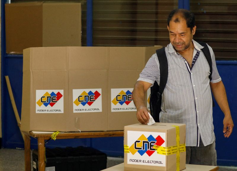 &copy; Reuters. Eleitor coloca voto em urna, em Caracas, durante referendo sobre a região de Esequiba
03/12/2023
REUTERS/Leonardo Fernández Viloria