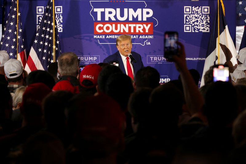 &copy; Reuters. Former U.S. President and Republican presidential candidate Donald Trump rallies with supporters at a "commit to caucus" event at a Whiskey bar in Ankeny, Iowa, U.S. December 2, 2023. REUTERS/Carlos Barria