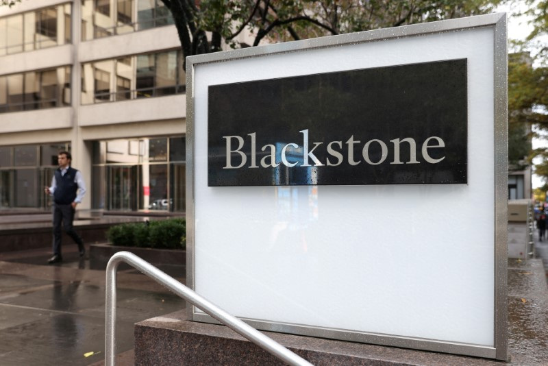 &copy; Reuters. FOTO ARCHIVO: Letrero fuera de la sede de The Blackstone Group en Manhattan, Nueva York, Estados Unidos, 12 de noviembre de 2021. REUTERS/Andrew Kelly/File Photo