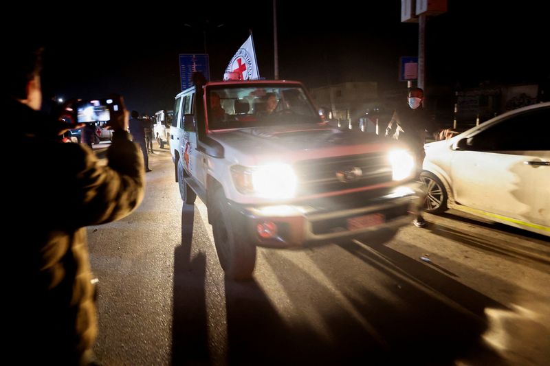 &copy; Reuters. سيارة تابعة للصليب الأحمر، ضمن قافلة تقل رهائن اختطفهم نشطاء حماس خلال هجوم 7 أكتوبر على إسرائيل، تصل إلى حدود رفح وسط صفقة تبادل رهائن بين ح