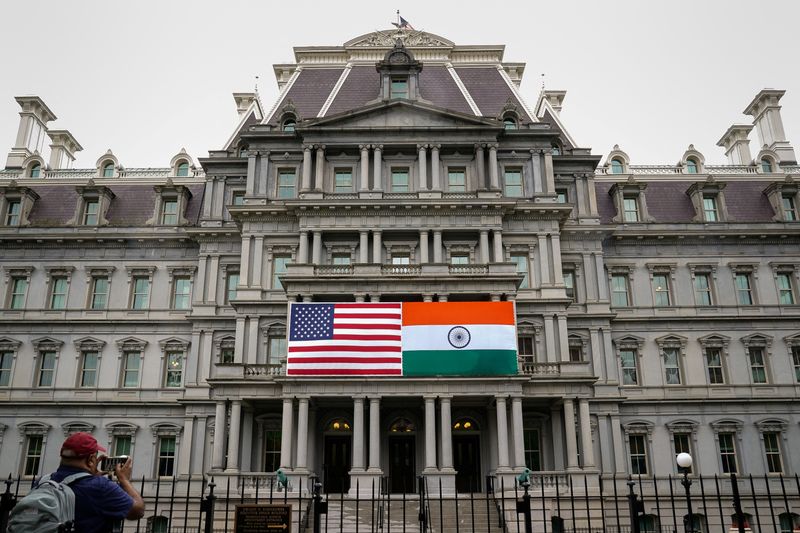 © Reuters. File photo: The flags of the United States and India are displayed on the Eisenhower Executive Office Building at the White House in Washington, U.S., June 21, 2023. REUTERS/Elizabeth Frantz/File photo