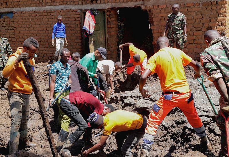 © Reuters. أعضاء قوات الدفاع التنزانية وعمال الإنقاذ يبحثون عن جثث الضحايا جراء الفيضانات والانهيارات الأرضية قرب منحدرات جبل هانانج بمنطقة مانيارا في تنزانيا يوم الأحد . تصوير : رويترز . 