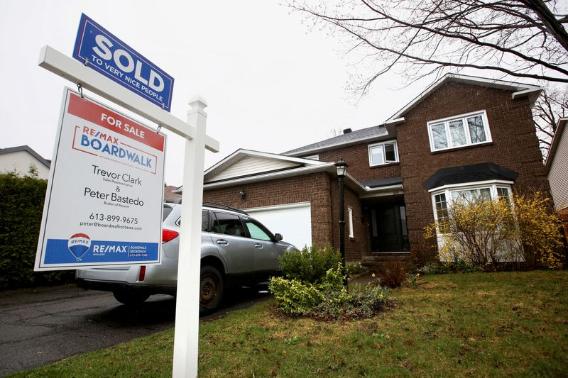 &copy; Reuters. FILE PHOTO: A house with a sold real estate sign on it in a neighbourhood of Ottawa, Ontario, Canada April 17, 2023.  REUTERS/Lars Hagberg/File Photo