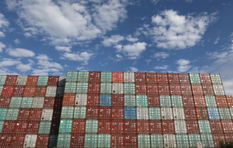 © Reuters. FILE PHOTO: Containers are piled up at Port Botany facilities in Sydney Australia, February 6, 2018. Picture taken February 6, 2018. REUTERS/Daniel Munoz