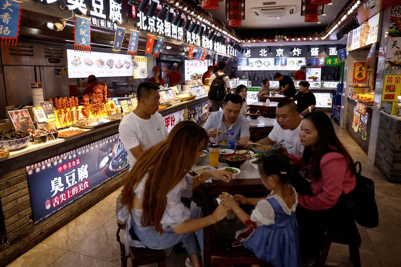 &copy; Reuters. FILE PHOTO: People dine at a restaurant in Beijing, China September 5, 2023. REUTERS/Tingshu Wang/File Photo