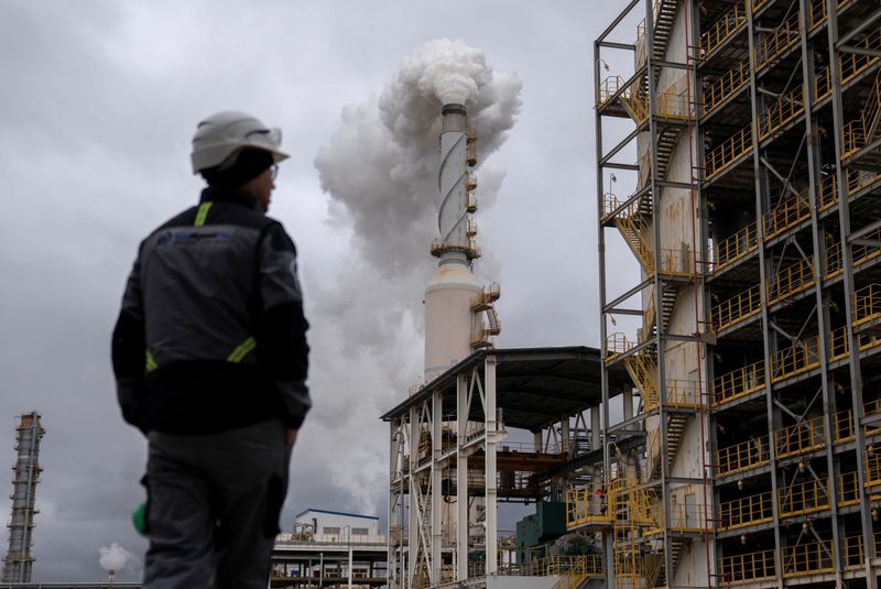 &copy; Reuters. 　１２月５日、アジア時間の原油先物はほぼ横ばい。写真はカザフスタンのアティラウにある石油精製所で１１月撮影（２０２３年　ロイター／Turar Kazangapov）
