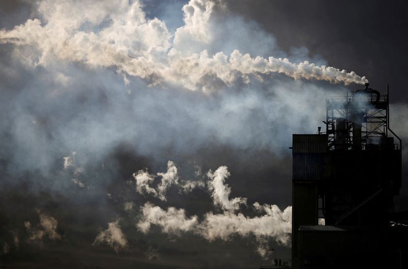 © Reuters. FILE PHOTO: A view shows emissions from the chimneys of Yara France plant in Montoir-de-Bretagne near Saint-Nazaire, France, March 4, 2022. REUTERS/Stephane Mahe/File Photo 