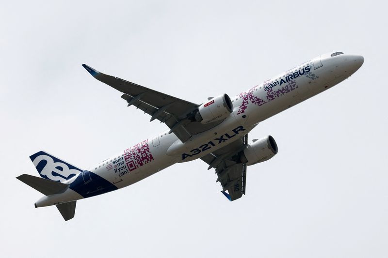 &copy; Reuters. FILE PHOTO: An Airbus A321 XLR aircraft during a flying display at the 54th International Paris Airshow at Le Bourget Airport near Paris, France, June 20, 2023. REUTERS/Benoit Tessier/File Photo