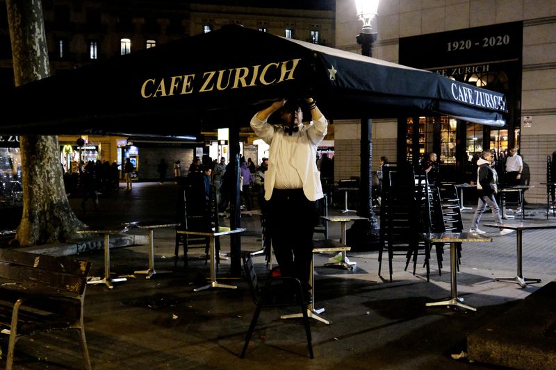 &copy; Reuters. FILE PHOTO: A waiter picks up the terrace of the Zurich bar at Placa de Catalunya in Barcelona, Spain April 4, 2023. REUTERS/Nacho Doce/File Photo