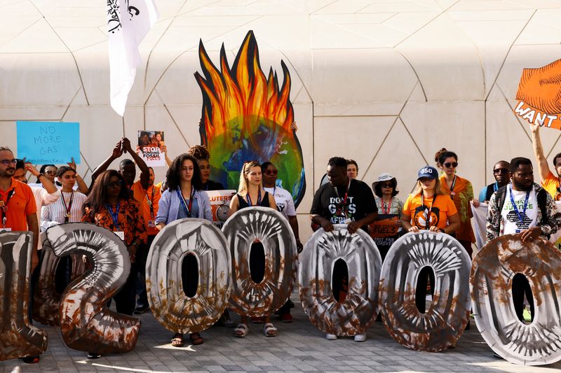 &copy; Reuters. Climate activists protest against fossil fuel emitters, demanding action and more contributions to the Loss and Damage Fund, during the United Nations Climate Change Conference COP28 in Dubai, United Arab Emirates, December 5, 2023. REUTERS/Amr Alfiky