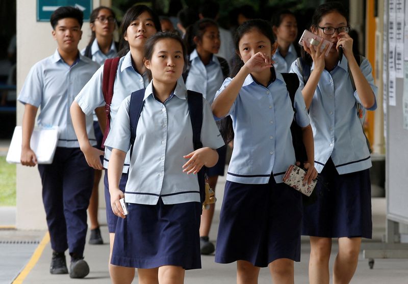 &copy; Reuters. FILE PHOTO: Students leave for classes after their recess at a secondary school in Singapore October 27, 2016. Picture taken October 27, 2016. REUTERS/Edgar Su/File Photo