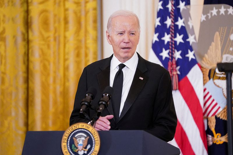 &copy; Reuters. FILE PHOTO: U.S. President Joe Biden speaks during a reception at the White House ahead of the 46th Kennedy Center Honors gala, in Washington, U.S. December 3, 2023. REUTERS/Nathan Howard/File Photo