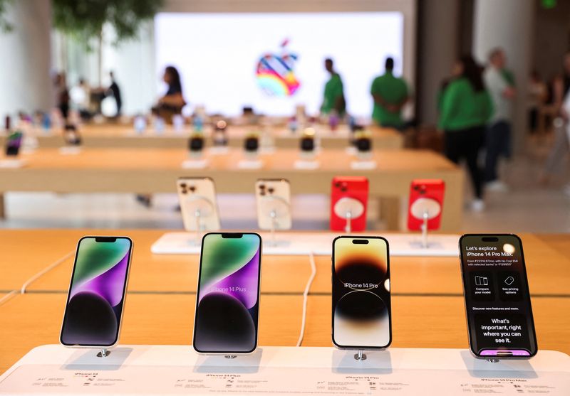 © Reuters. Apple iPhones are seen inside India's first Apple retail store during a media preview, a day ahead of its launch in Mumbai, India, April 17, 2023. REUTERS/Francis Mascarenhas