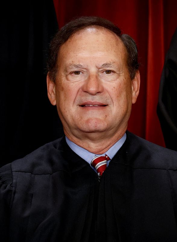 &copy; Reuters. FILE PHOTO: U.S. Supreme Court Associate Justice Samuel A. Alito Jr. poses during a group portrait at the Supreme Court in Washington, U.S., October 7, 2022. REUTERS/Evelyn Hockstein/File Photo