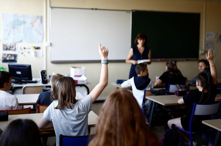 &copy; Reuters. FOTO DE ARCHIVO: Alumnos en un aula el primer día del nuevo curso escolar tras las vacaciones de verano en Savenay, Francia. 4 de septiembre de 2023. REUTERS/Stephane Mahe