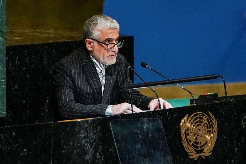 &copy; Reuters. FOTO DE ARCHIVO: El embajador de Irán ante las Naciones Unidas, Amir Saeid Iravani, habla a los delegados antes de una votación sobre una resolución que reconoce que Rusia debe ser responsable de la reparación en Ucrania en la sede de las Naciones Uni
