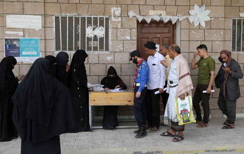 &copy; Reuters. FILE PHOTO: Beneficiaries of World Food Program assistance queue at a food distribution center amid exacerbating food shortages, in Sanaa, Yemen July 18, 2023. REUTERS/Khaled Abdullah/File Photo