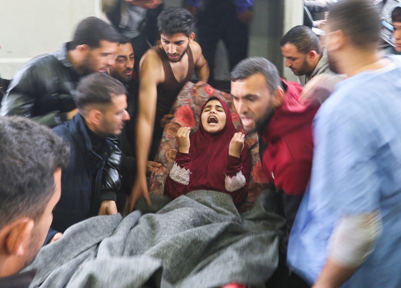 &copy; Reuters. Une femme palestinienne blessée est emmenée à l'hôpital Nasser après des frappes israéliennes sur une école à l'est de Khan Younès, dans le sud de la bande de Gaza. /Photo prise le 5 décembre 2023/REUTERS/Ibraheem Abu Mustafa 