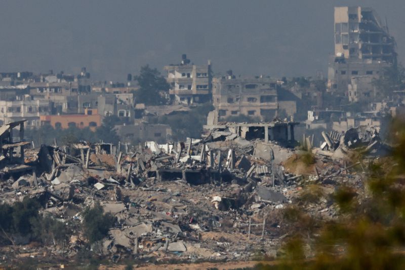 &copy; Reuters. Edifici distrutti a Gaza, durante il conflitto in corso tra Israele e il gruppo islamista palestinese Hamas, visti dal sud di Israele, 4 dicembre 2023. REUTERS/Athit Perawongmetha