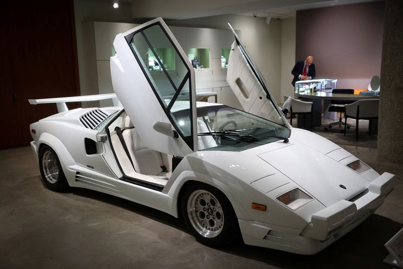 &copy; Reuters. Une Lamborghini Countach 1989, édition 25e anniversaire, présentée lors d'une conférence de presse à New York, États-Unis. /Photo d'archives prise le 30 novembre 2023/REUTERS/Mike Segar