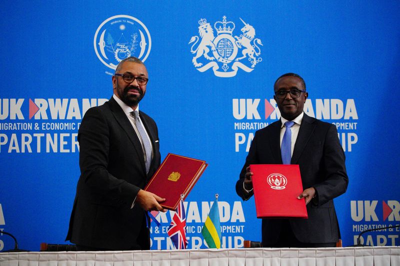 © Reuters. British Home Secretary James Cleverly and Rwandan Minister of Foreign Affairs Vincent Biruta sign a new treaty, in Kigali, Rwanda, December 5, 2023.  Ben Birchall/Pool via REUTERS