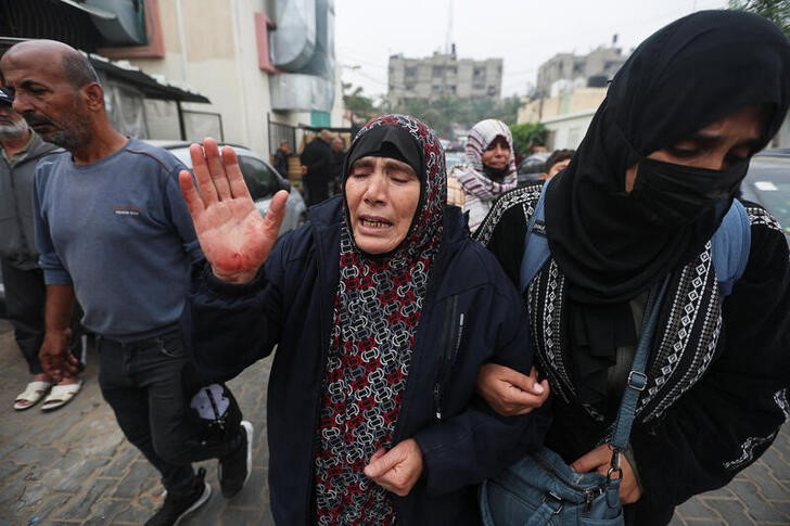 © Reuters. Una mujer palestina reacciona, mientras los cuerpos de los palestinos que murieron durante los ataques israelíes contra la escuela Ma'an, al este de Khan Younis, son depositados en el hospital Nasser, en medio del actual conflicto entre Israel y el grupo islamista palestino Hamás, en Khan Younis, en el sur de la Franja de Gaza, 5 de diciembre de 2023. REUTERS/Ibraheem Abu Mustafa 