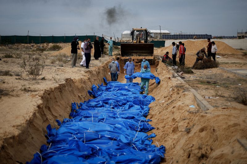 © Reuters. جثامين الفلسطينيين الذين قتلوا في الغارات الإسرائيلية خلال دفنهم في مقبرة جماعية في خان يونس بجنوب قطاع غزة يوم 22 نوفمبر تشرين الثاني 2023. تصوير: محمد سالم - رويترز.

