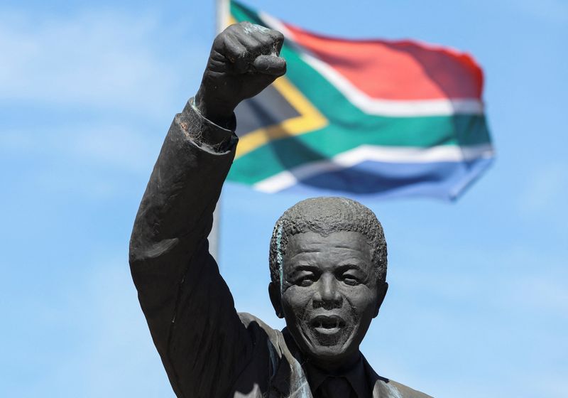 &copy; Reuters. Bandeira da África do Sul atrás de estátua de Nelson Mandela na Cidade do Cabo
05/12/2023
REUTERS/Esa Alexander