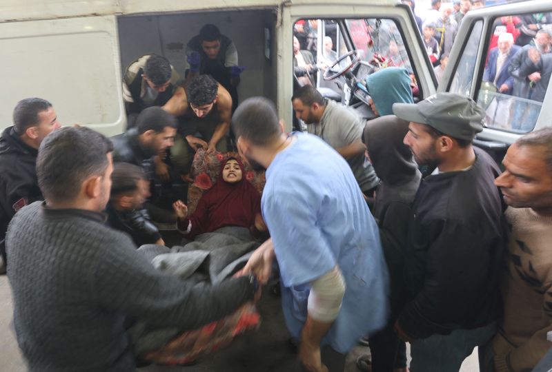 &copy; Reuters. أشخاص يحضرون مصابة فلسطينية إلى مستشفى ناصر بعد قصف إسرائيلي على مدرسة شرق مدينة خان يونس بجنوب قطاع غزة يوم الثلاثاء. تصوير: إبراهيم أبو مص