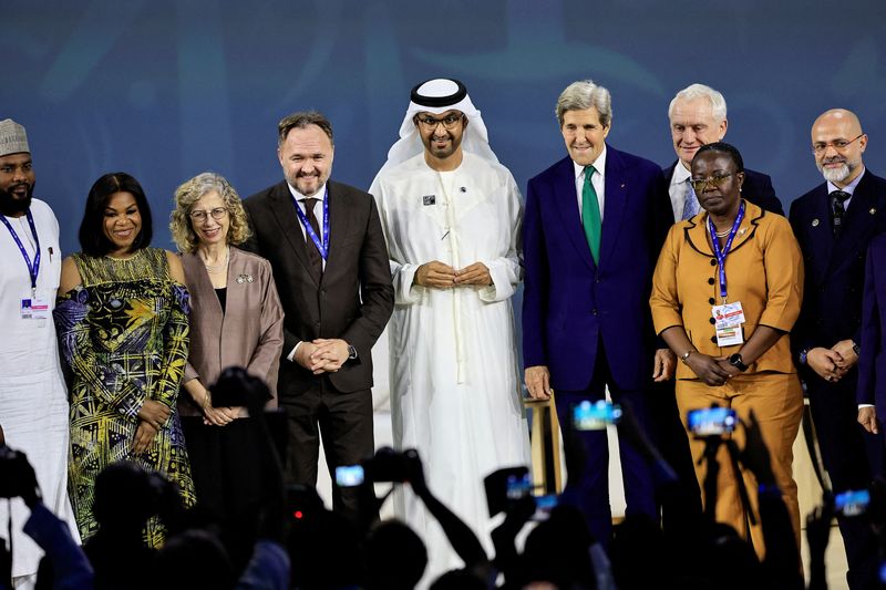 © Reuters. COP28 President Sultan Ahmed Al Jaber, U.S. Special Presidential Envoy for Climate John Kerry, British Minister of State for Energy Security and Net Zero Graham Stuart, Republic of Rwanda's Minister of Environment Jeanne d'Arc Mujawamariya, Danish Minister for Development Cooperation and Global Climate Policy Dan Joergensen, Director General & Chief Executive Officer of the Energy Commission of Nigeria Mustapha Abdullahi and Executive Director of the United Nations Environment Programme (UNEP) Inger Andersen attend the session of discussion on the Global Cooling Pledge aimed at reducing emissions and exploring sustainable cooling solutions, during the United Nations Climate Change Conference (COP28), in Dubai, United Arab Emirates, December 5, 2023. REUTERS/Thaier Al-Sudani
