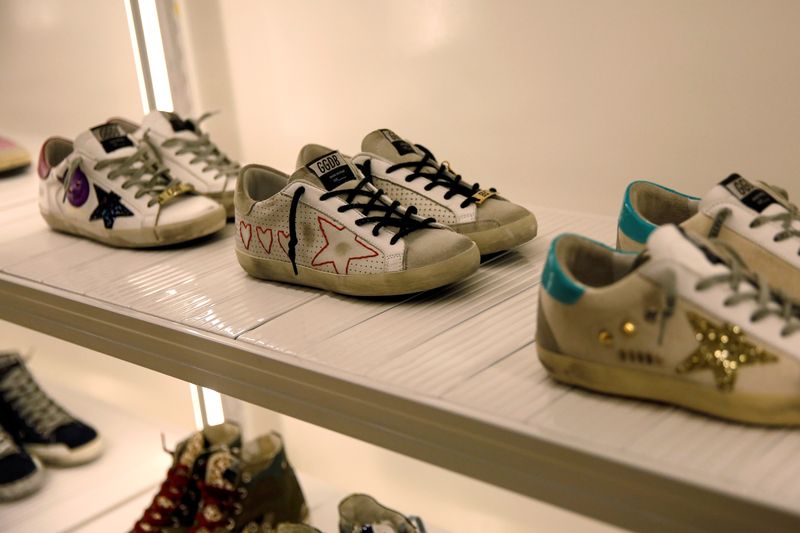 &copy; Reuters. Le sneaker del marchio italiano di alta moda Golden Goose sono esposte nel suo negozio di Pechino, Cina, il 23 settembre 2020. Immagine scattata il 23 settembre 2020. REUTERS/Tingshu Wang