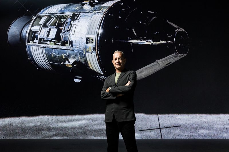 &copy; Reuters. Tom Hanks posa en el espectáculo inmersivo "The Moonwalkers: A Journey With Tom Hanks" espectáculo inmersivo en el local Lightroom de Londres, Gran Bretaña, en esta foto de archivo sin fecha obtenida por Reuters el 5 de diciembre de 2023. Justin Sutcli