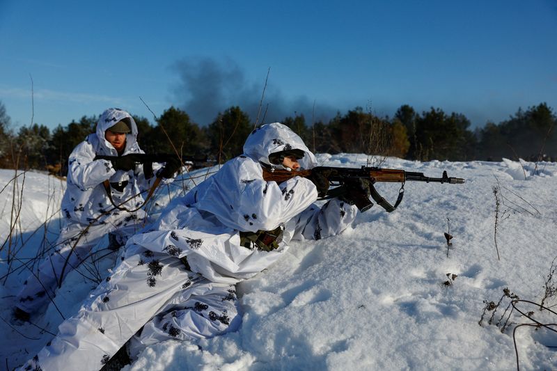 © Reuters. Ukrainian servicemen take part in anti-sabotage drills, amid Russia's attack on Ukraine, in Chernihiv region, Ukraine December 5, 2023. REUTERS/Valentyn Ogirenko      