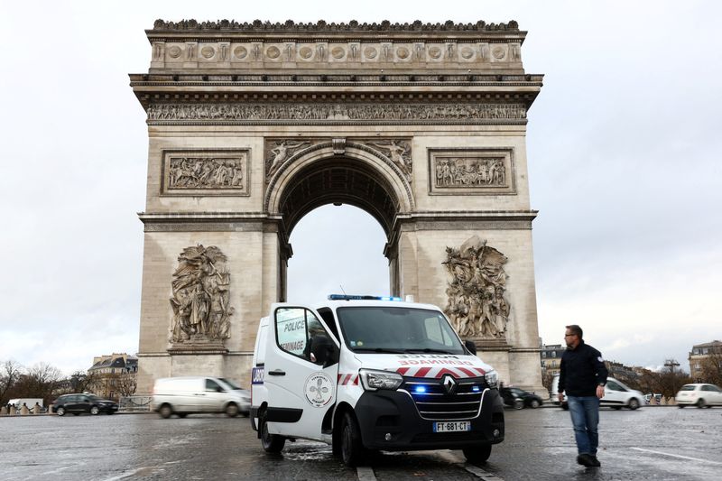 &copy; Reuters. Membros do esquadrão antibombas da polícia de Paris intervêm na avenida Champs Elysees, perto do Arco do Triunfo, em Paris, enquanto a equipe de eliminação de bombas se prepara para operações de segurança reforçadas para os Jogos Olímpicos e Par