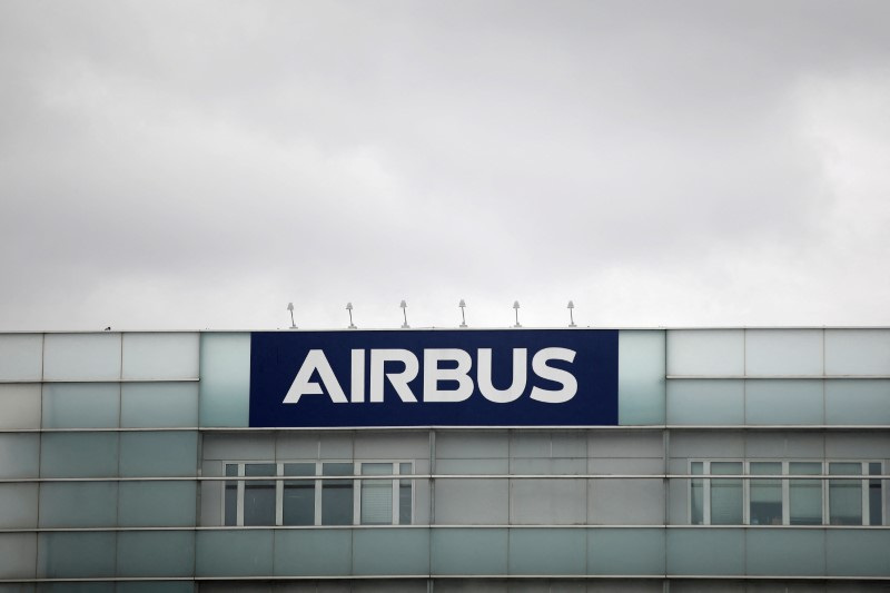 &copy; Reuters. FOTO DE ARCHIVO: El logotipo de Airbus en la entrada de su fábrica en Blagnac, cerca de Toulouse, Francia, 2 de julio de 2020. REUTERS/Benoit Tessier