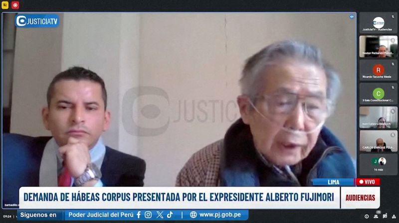 &copy; Reuters. FOTO ARCHIVO: El juez Nestro Paredes escucha mientras el ex presidente peruano Alberto Fujimori habla durante una audiencia digital, en Lima, Perú. 4 de octubre de 2023. Captura de pantalla obtenida de un video.  Cortesía de la Televisión de la Justici