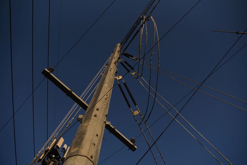 &copy; Reuters. FILE PHOTO: A general view of electric lines as demand for power surges during a period of hot weather in Houston, Texas, U.S. June 27, 2023.  REUTERS/Callaghan O’Hare/File Photo